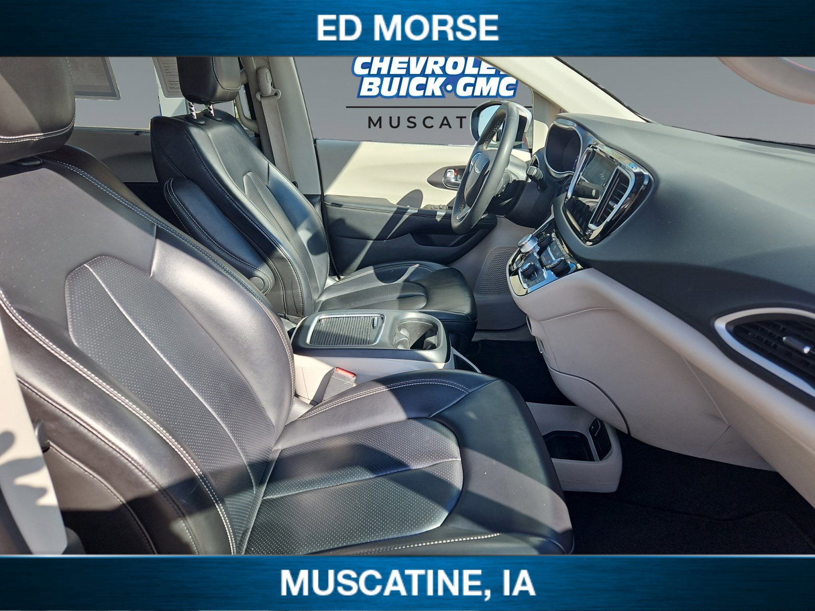 Used 2023 Chrysler Pacifica Touring-L FWD image 16