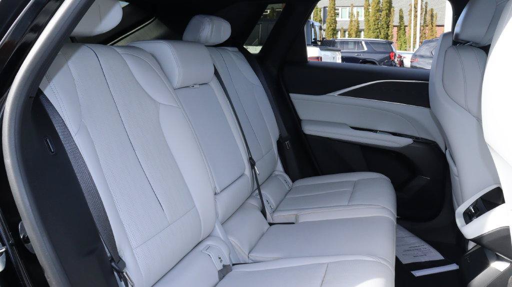 Certified 2024 Cadillac Lyriq Luxury AWD/4WD image 28