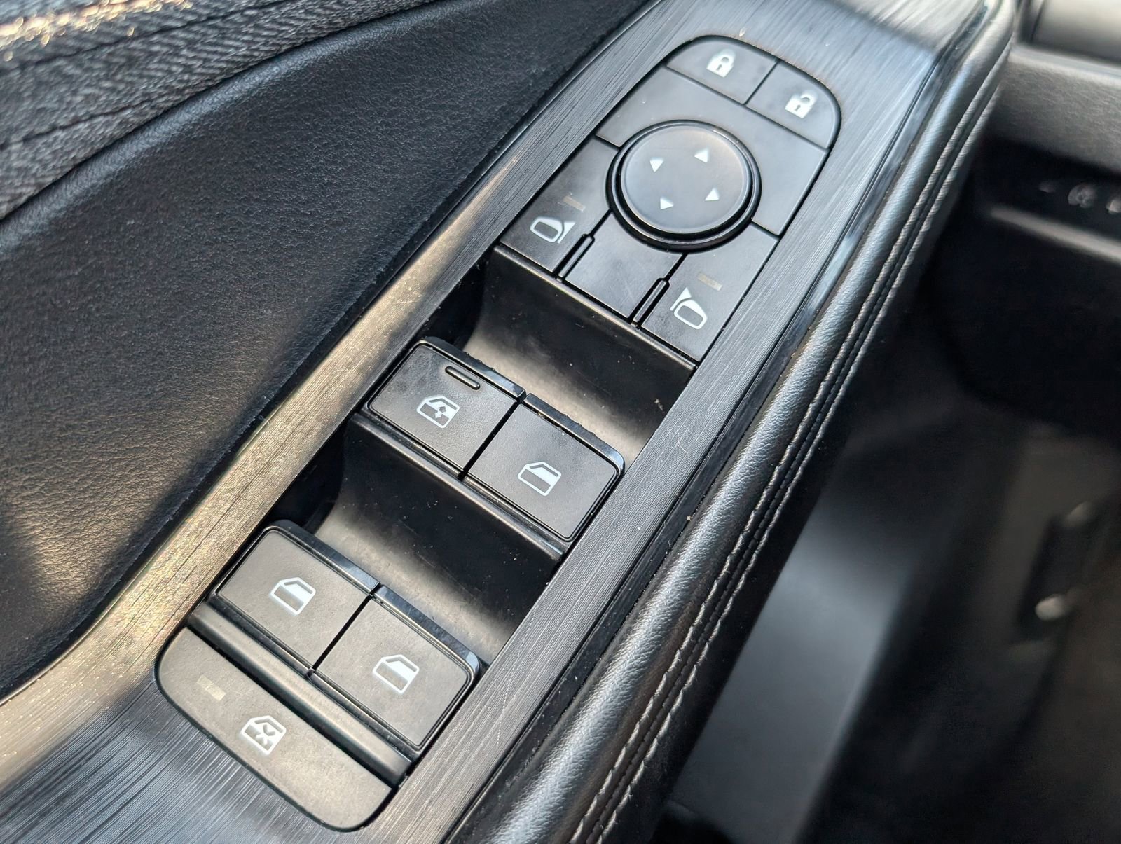 Used 2023 Nissan Rogue SV image 28