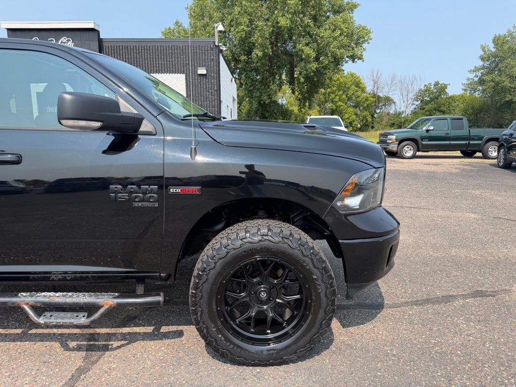 Used 2019 RAM 1500 Classic SLT w/ Black Appearance Group AWD/4WD image 2