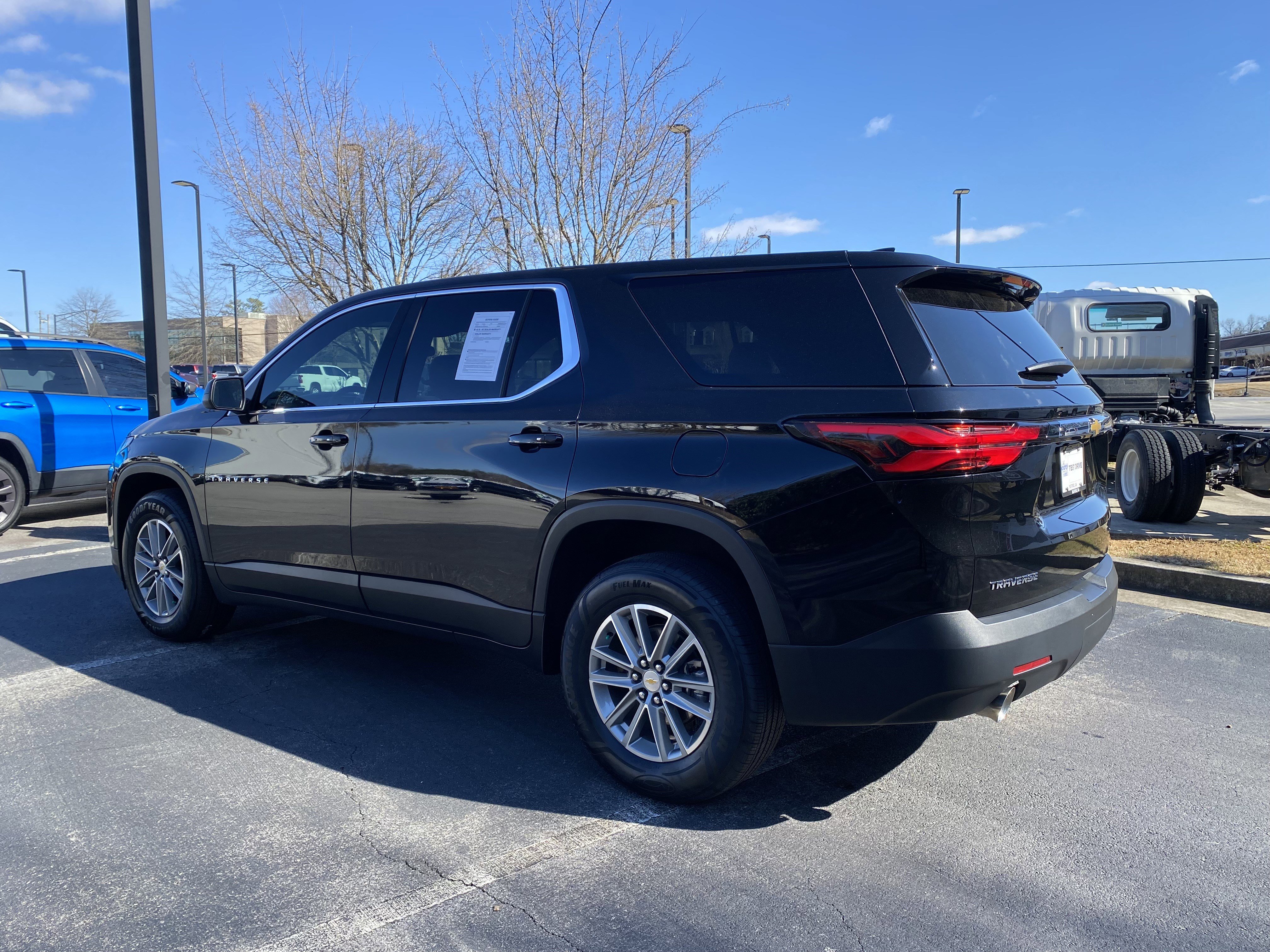 Used 2023 Chevrolet Traverse LS image 7