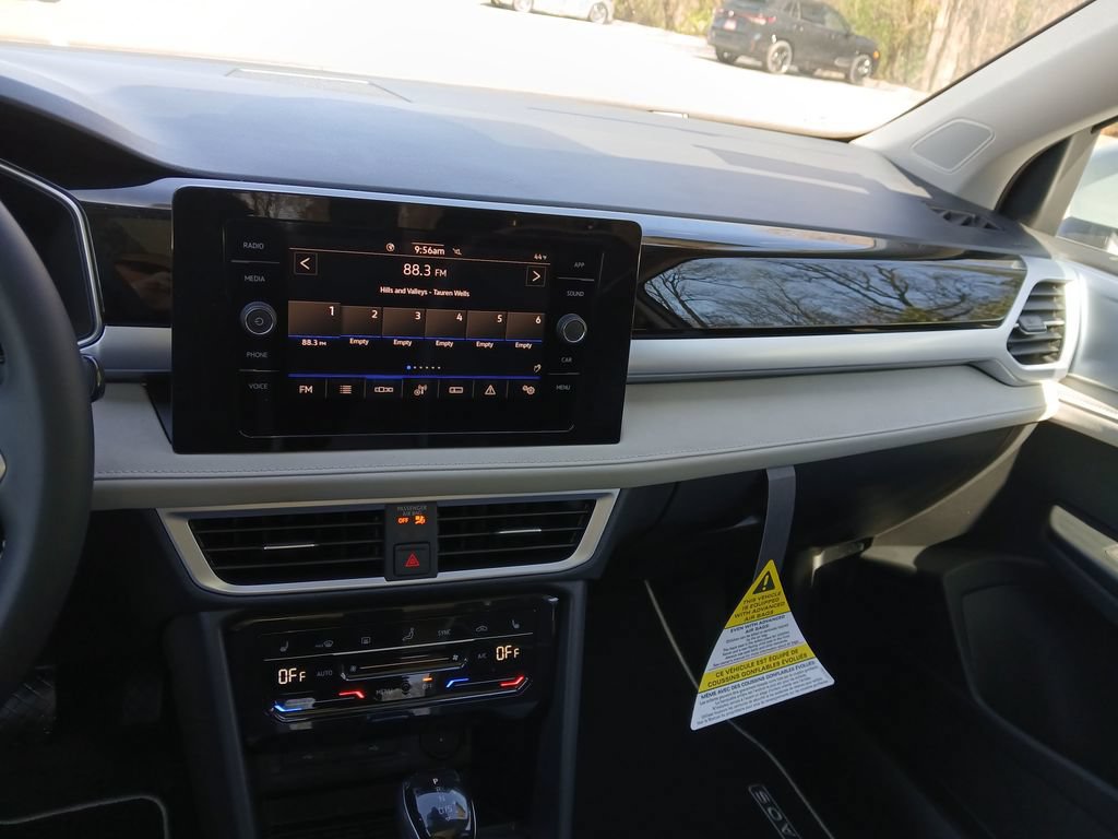 New 2026 Volkswagen Taos SE FWD image 17