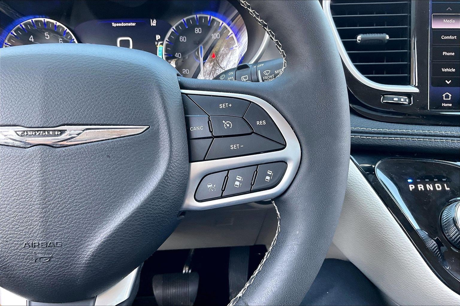 Used 2023 Chrysler Pacifica Touring-L image 17