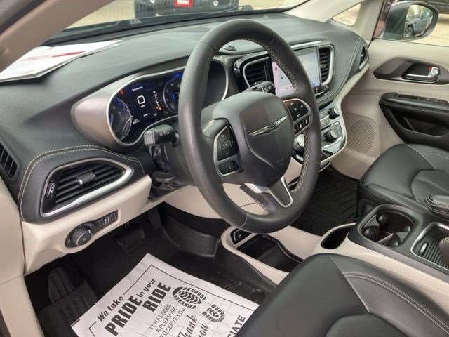 Used 2023 Chrysler Pacifica Touring-L AWD/4WD image 13