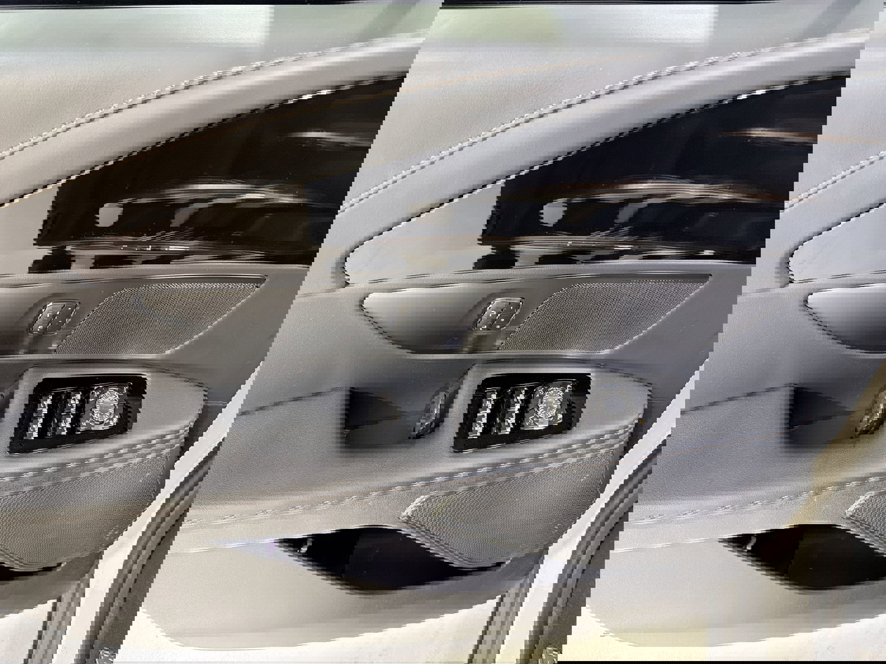 Used 2025 Lincoln Nautilus Premier w/ Jet Appearance Package image 12