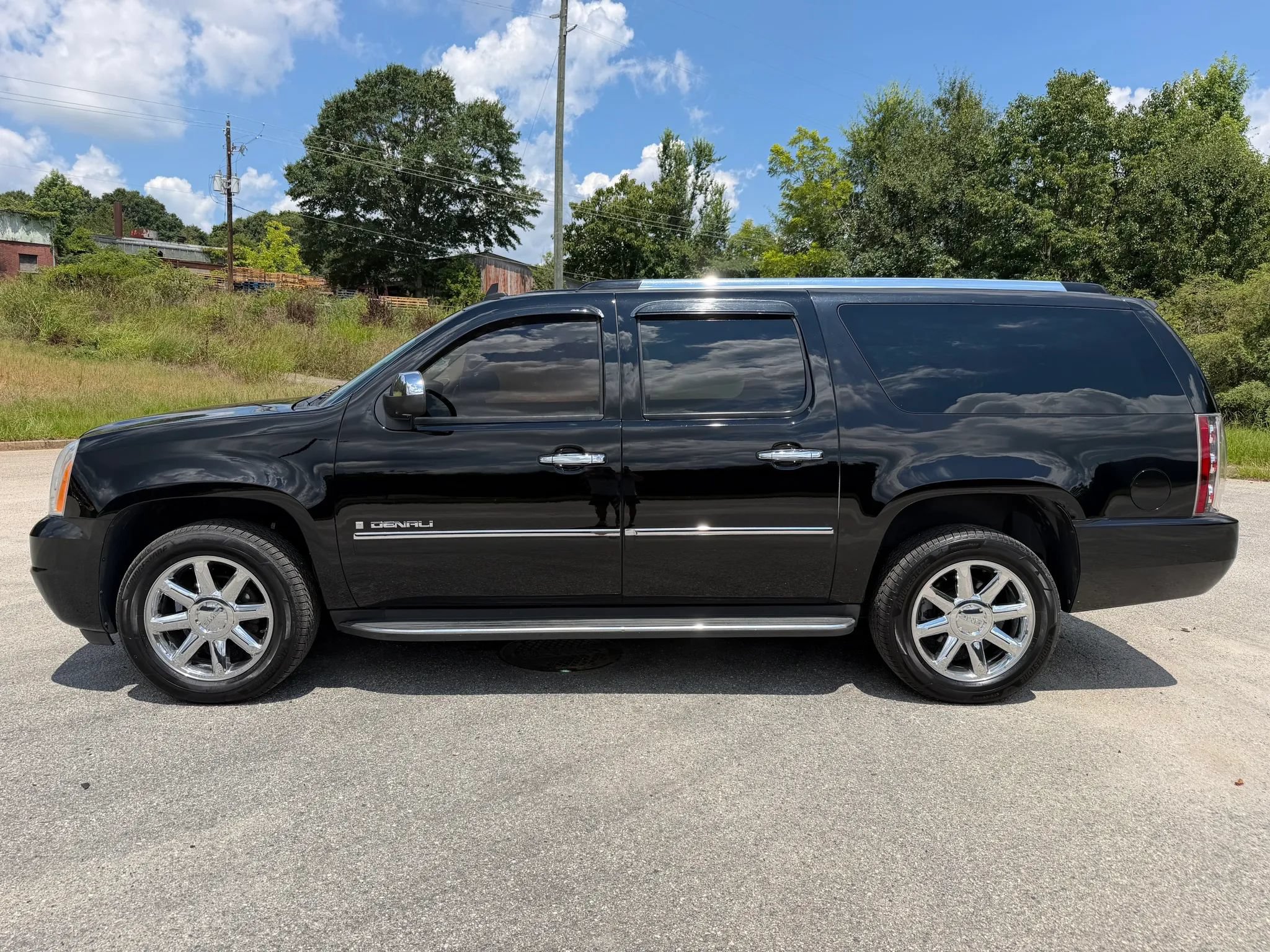 Used 2009 GMC Yukon XL Denali AWD/4WD image 2