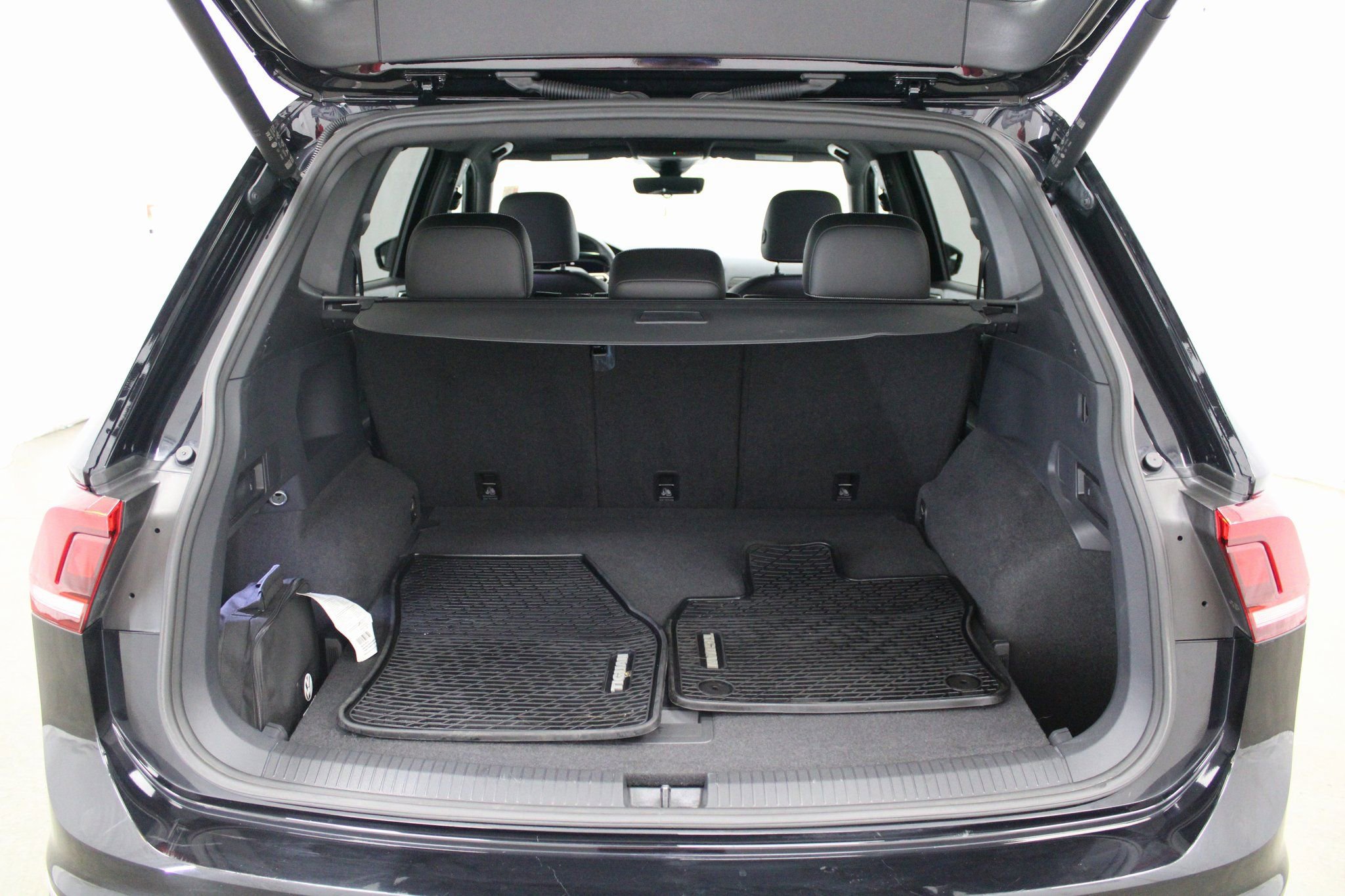 Used 2022 Volkswagen Tiguan SEL R-Line image 24