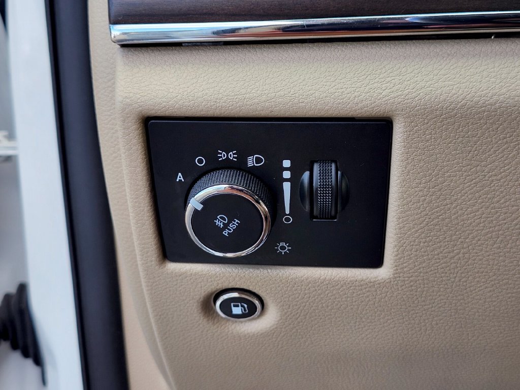 Used 2019 Jeep Grand Cherokee Overland AWD/4WD image 25
