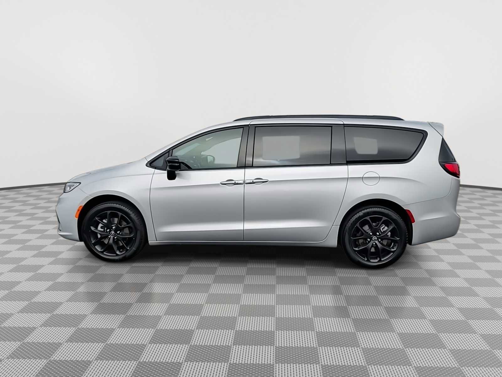 New 2026 Chrysler Pacifica Select w/ S Appearance Package image 5