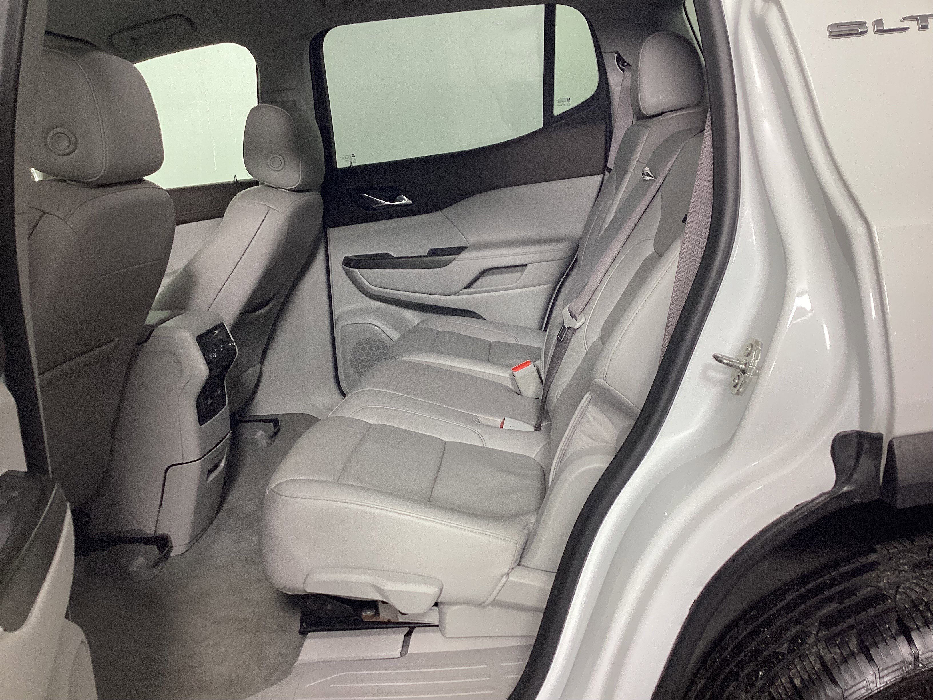 Used 2023 GMC Acadia SLT image 32