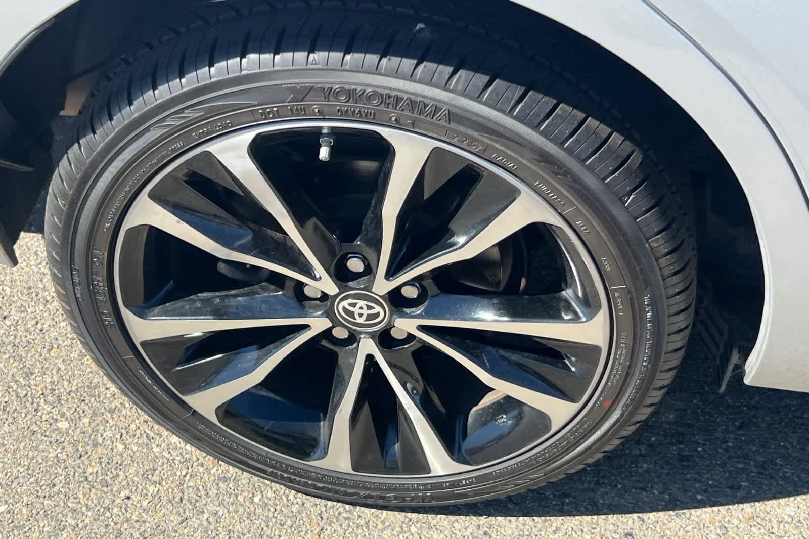 Used 2017 Toyota Corolla SE w/ SE Premium Package image 17