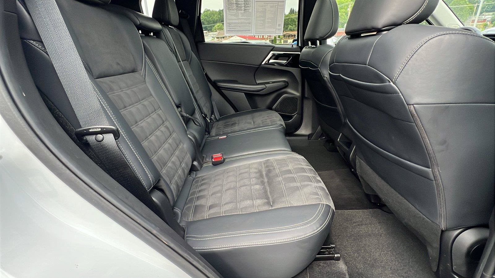 Used 2024 Mitsubishi Outlander SE AWD/4WD image 15