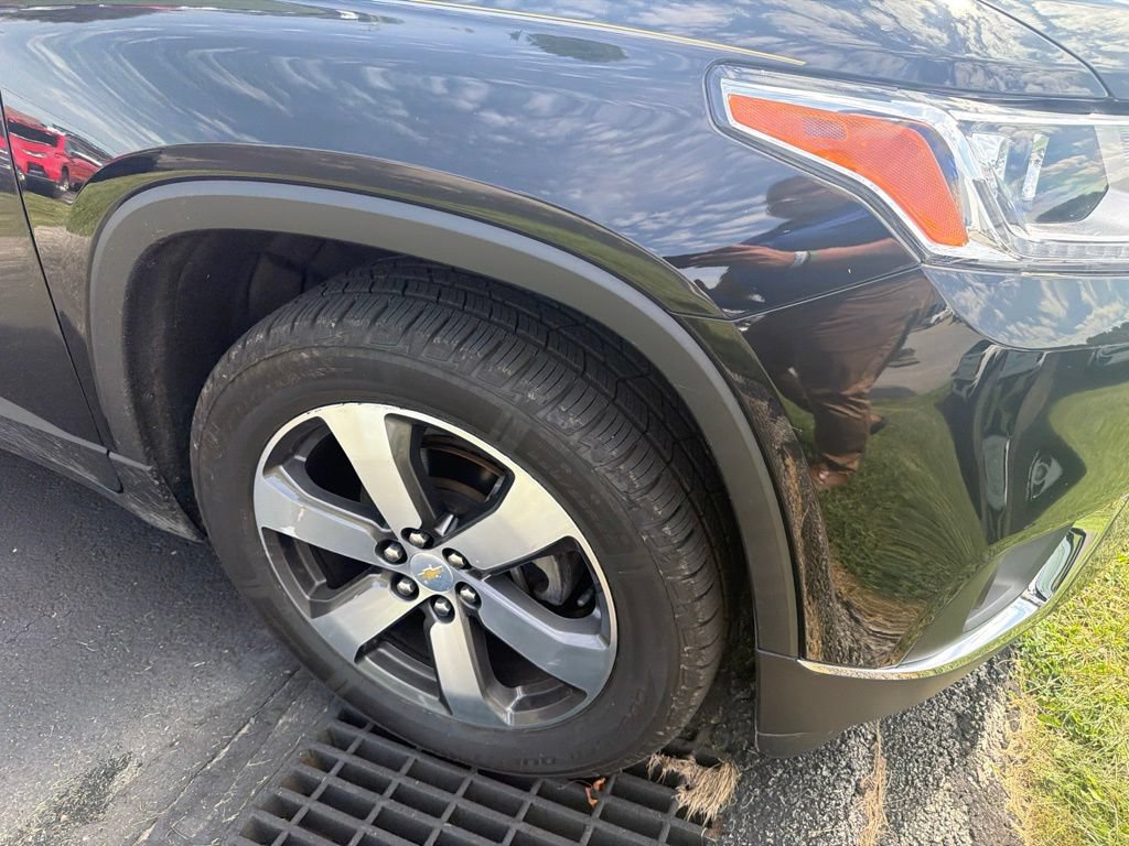 Used 2020 Chevrolet Traverse LT w/ LT Premium Package AWD/4WD image 3