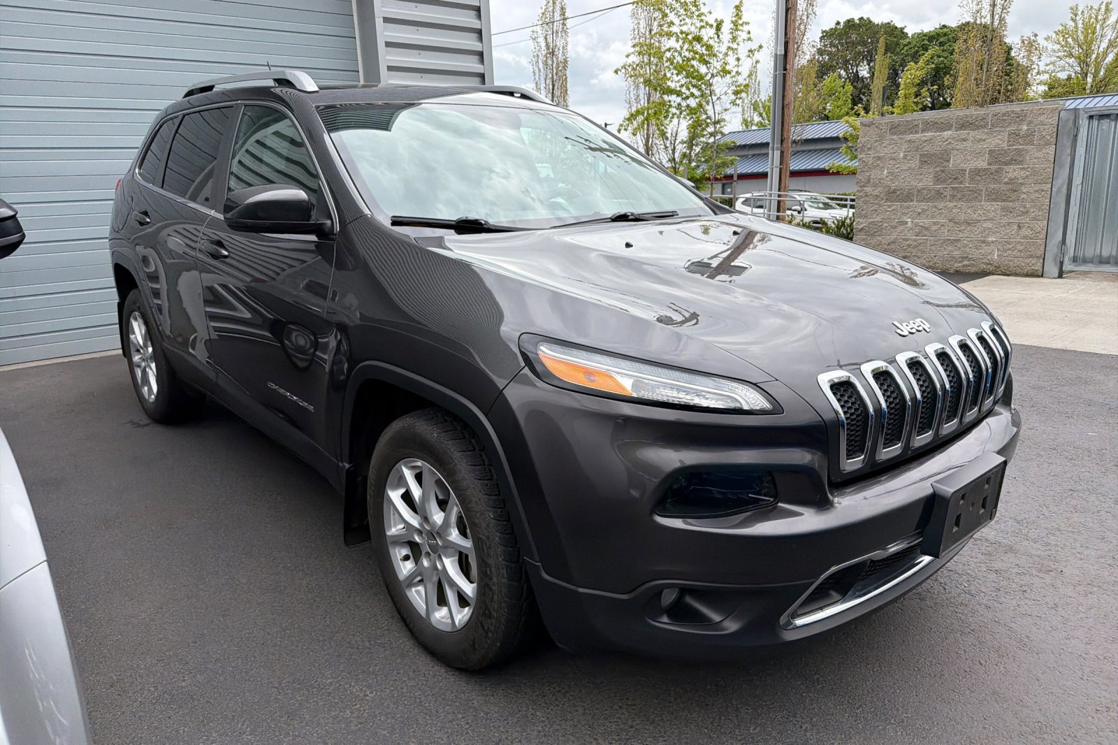 Used 2015 Jeep Cherokee Limited AWD/4WD image 2