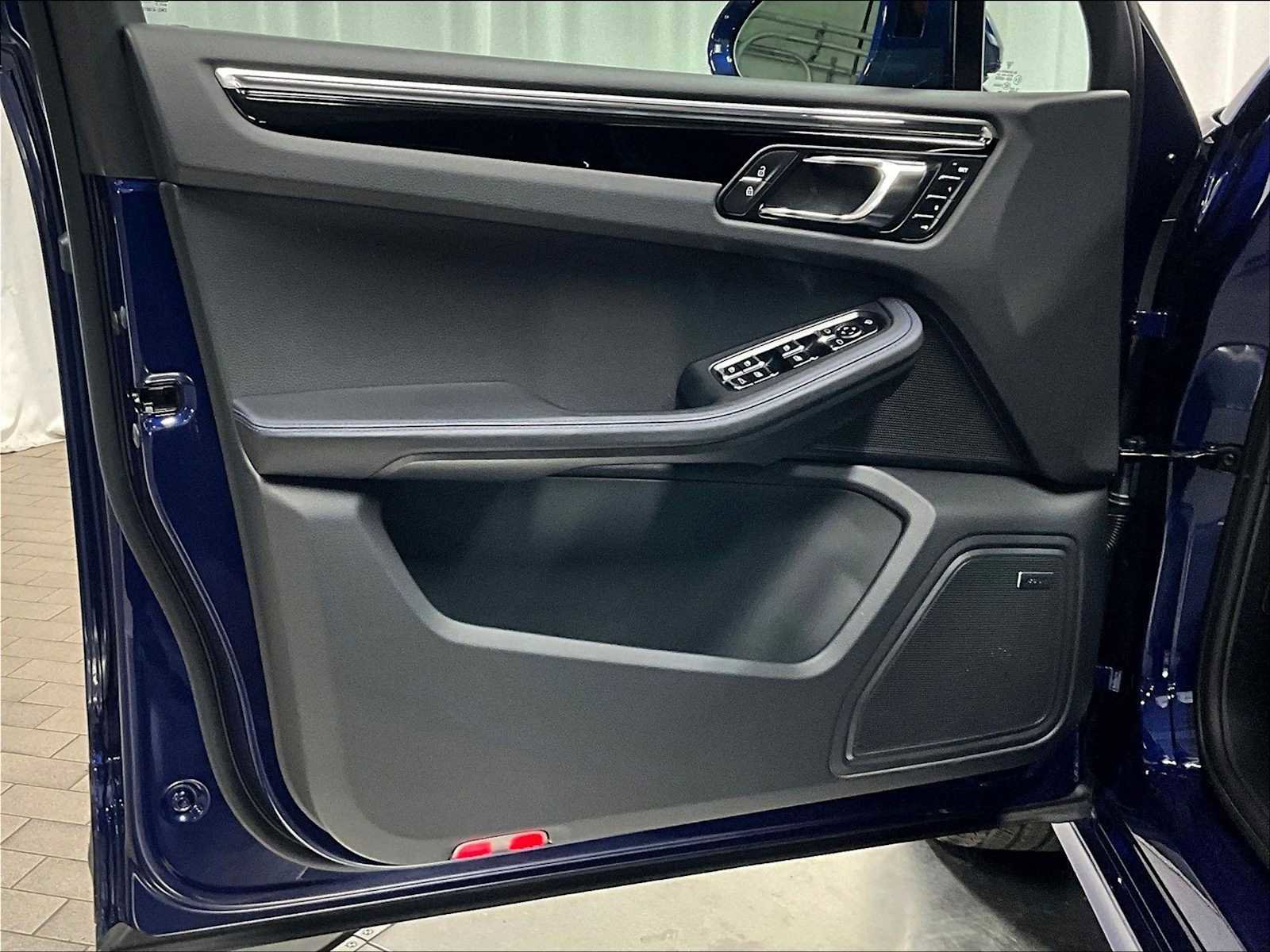 Used 2025 Porsche Macan image 24