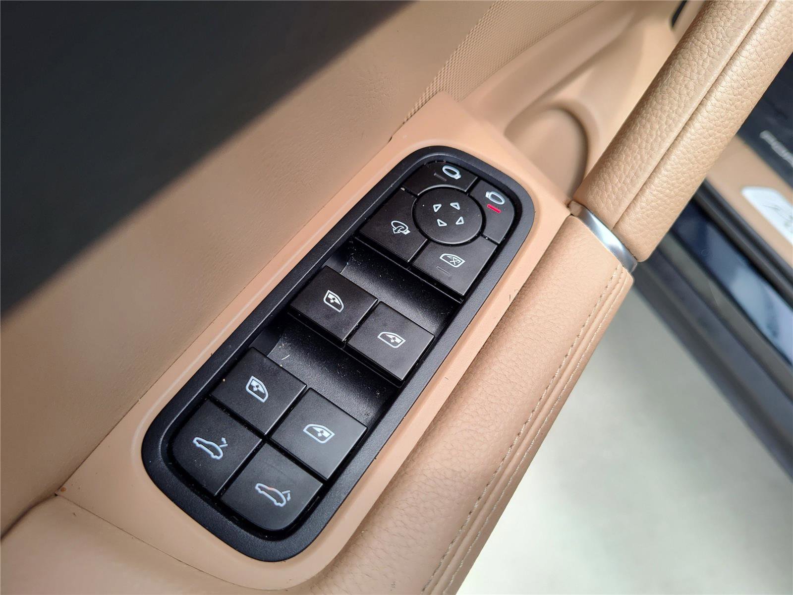 Used 2023 Porsche Cayenne Platinum Edition image 16