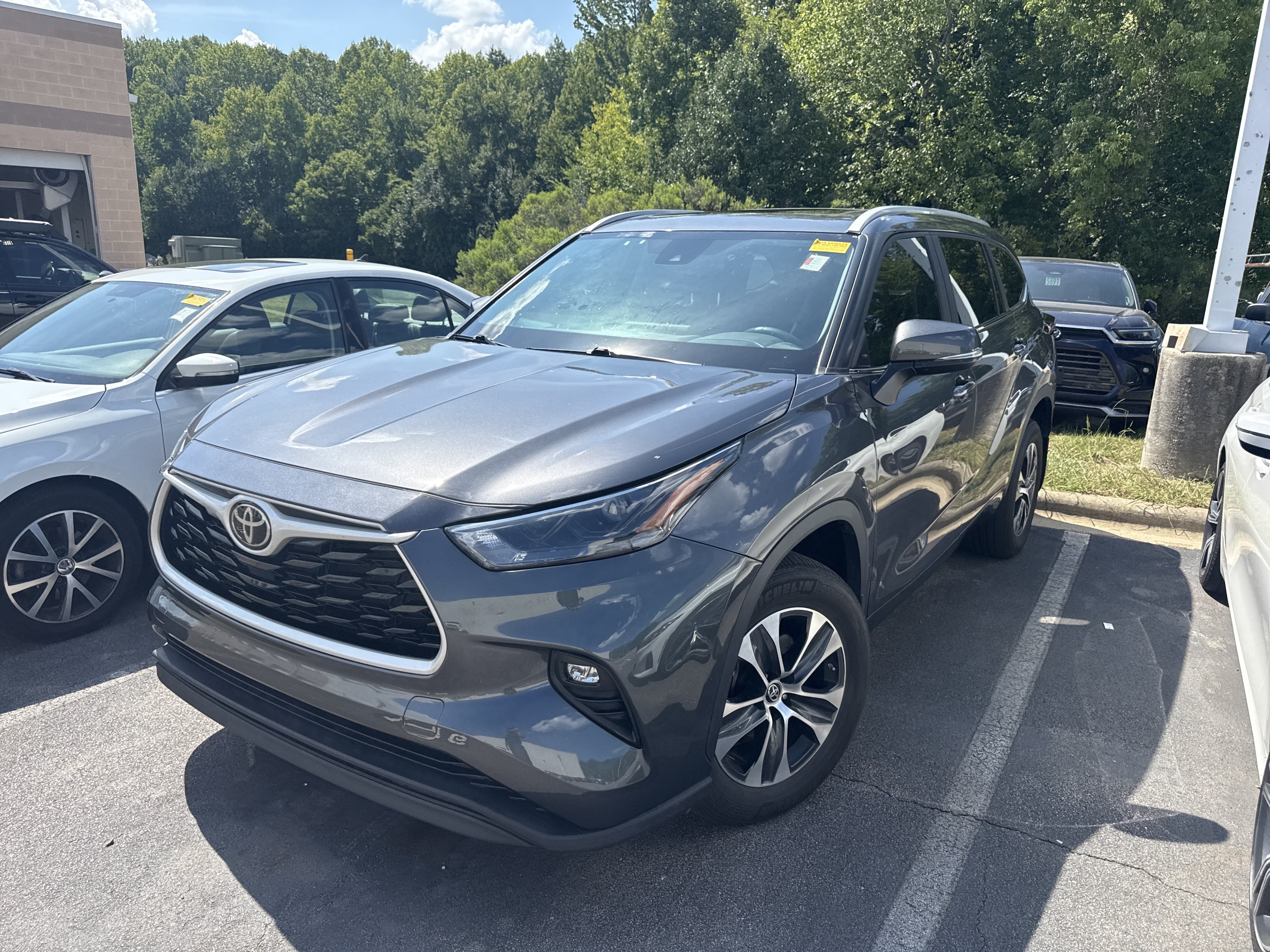 Used 2024 Toyota Highlander XLE AWD/4WD image 38