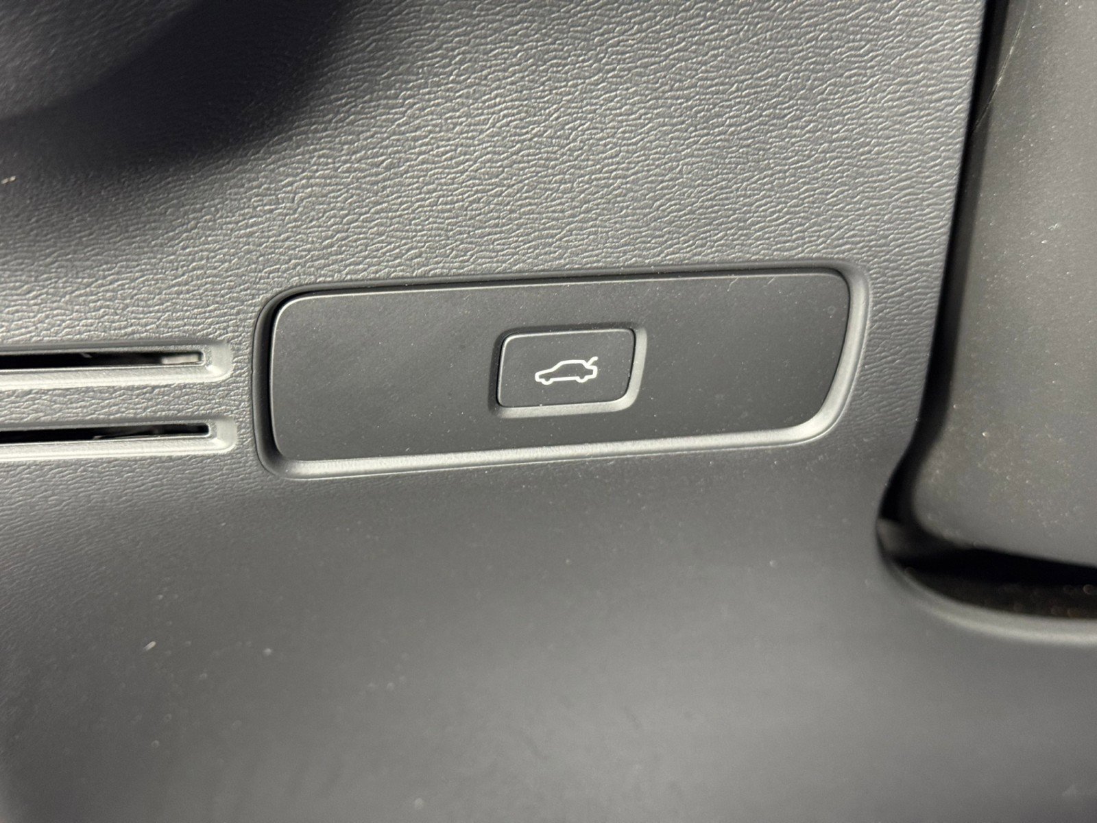 Used 2023 Volvo C40 P8 Recharge Ultimate image 18