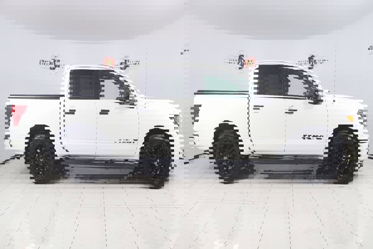 Used 2019 Nissan Titan SV w/ SV Convenience Package image 2