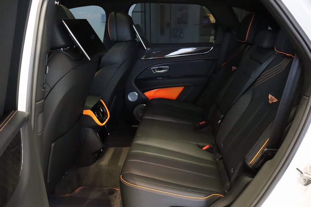 Used 2025 Bentley Bentayga image 24