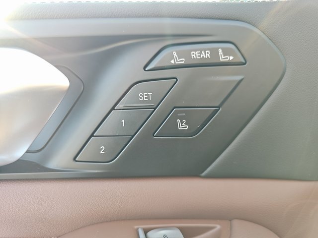 Used 2025 BMW X7 xDrive40i w/ M Sport Package image 30