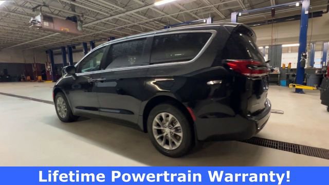 New 2026 Chrysler Pacifica Select image 6