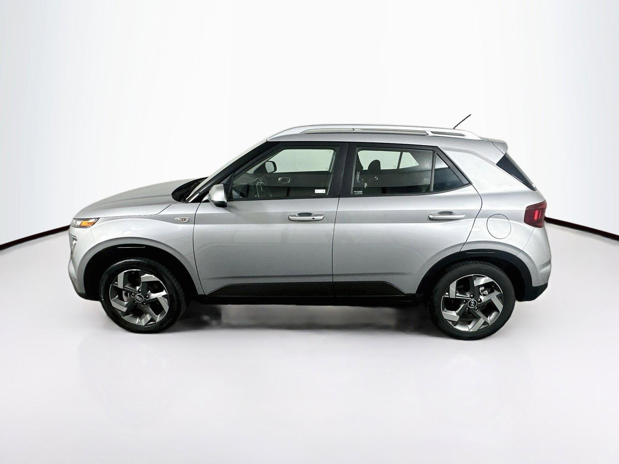 Used 2025 Hyundai Venue SEL FWD image 4