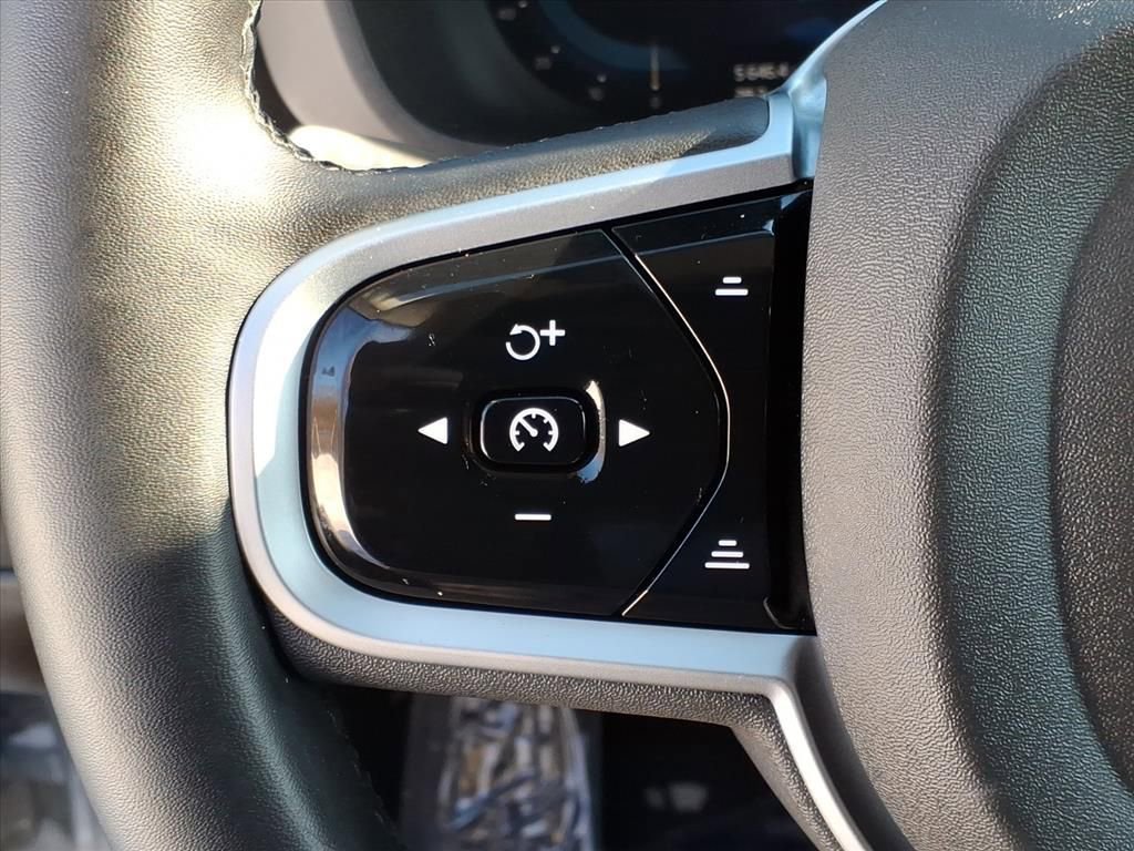 Used 2025 Volvo XC60 B5 Plus image 25