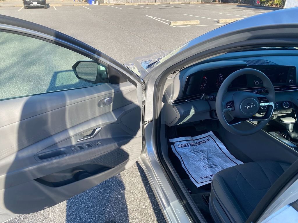 Used 2021 Hyundai Elantra SE image 10