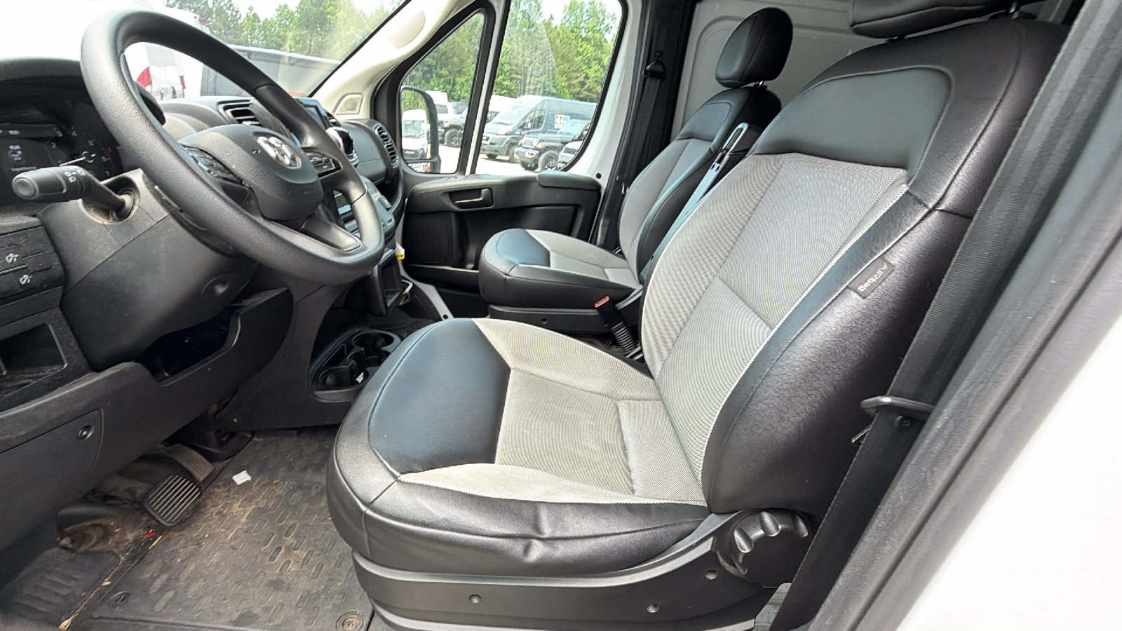 Used 2024 RAM ProMaster 2500 w/ Convenience Group FWD image 17
