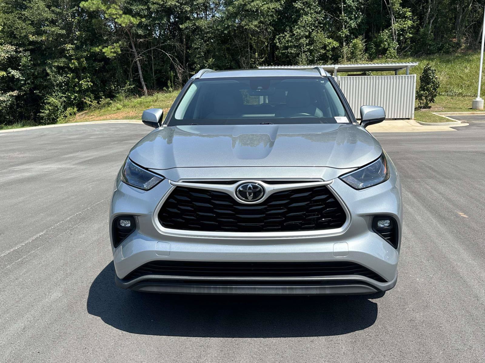 Used 2023 Toyota Highlander XLE FWD video 2