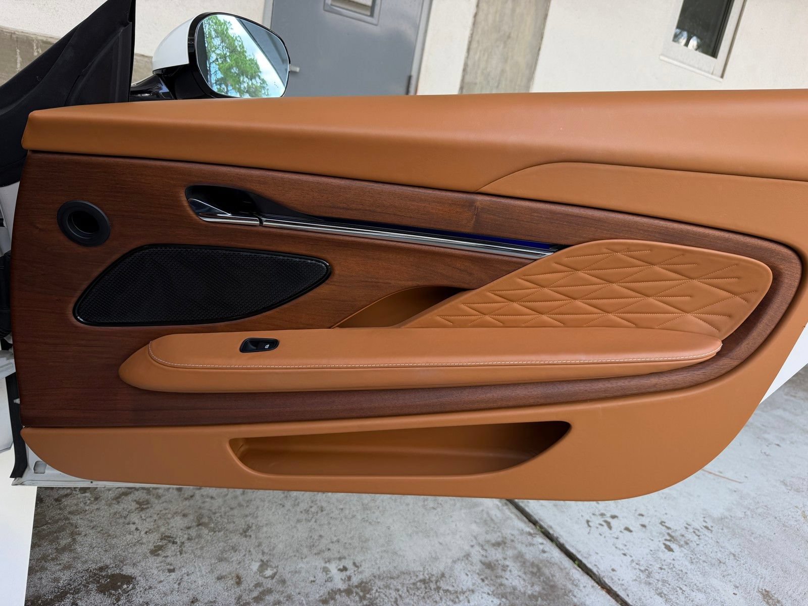 Used 2025 Aston Martin DB12 Convertible RWD image 21