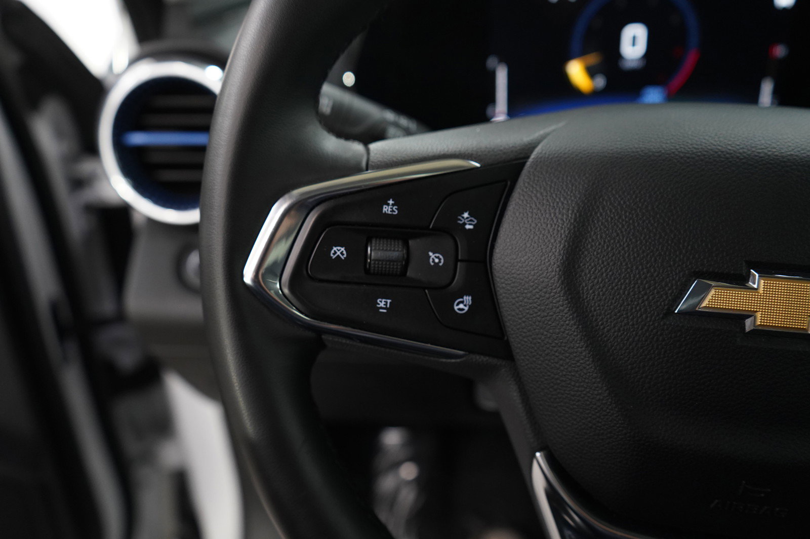 Used 2024 Chevrolet Trax LT w/ Sunroof Package image 17