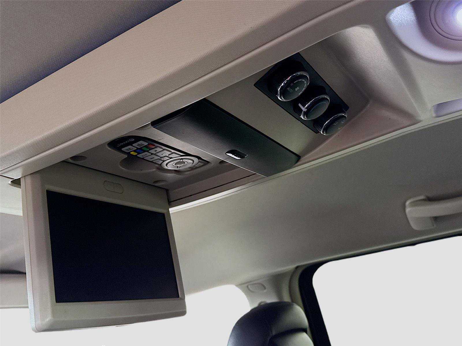 Used 2016 Chrysler Town & Country Touring image 16