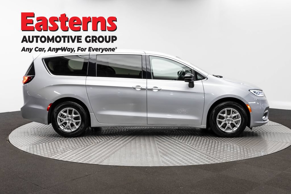 Used 2024 Chrysler Pacifica Touring-L FWD image 4