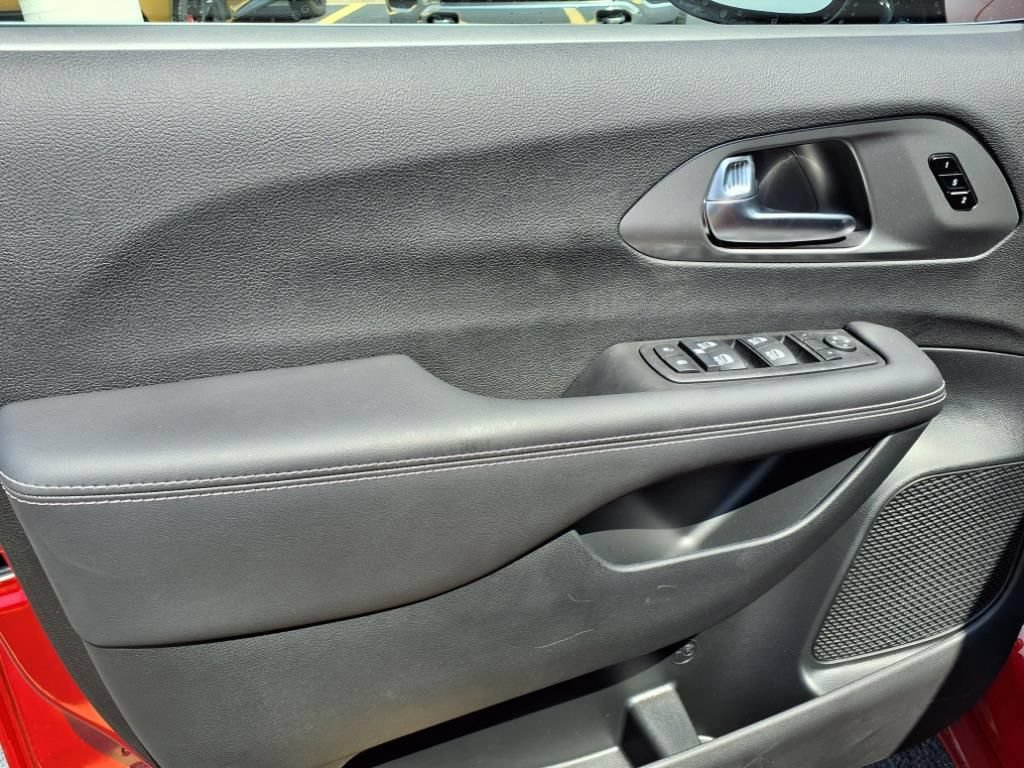 Used 2026 Chrysler Pacifica Select FWD image 11