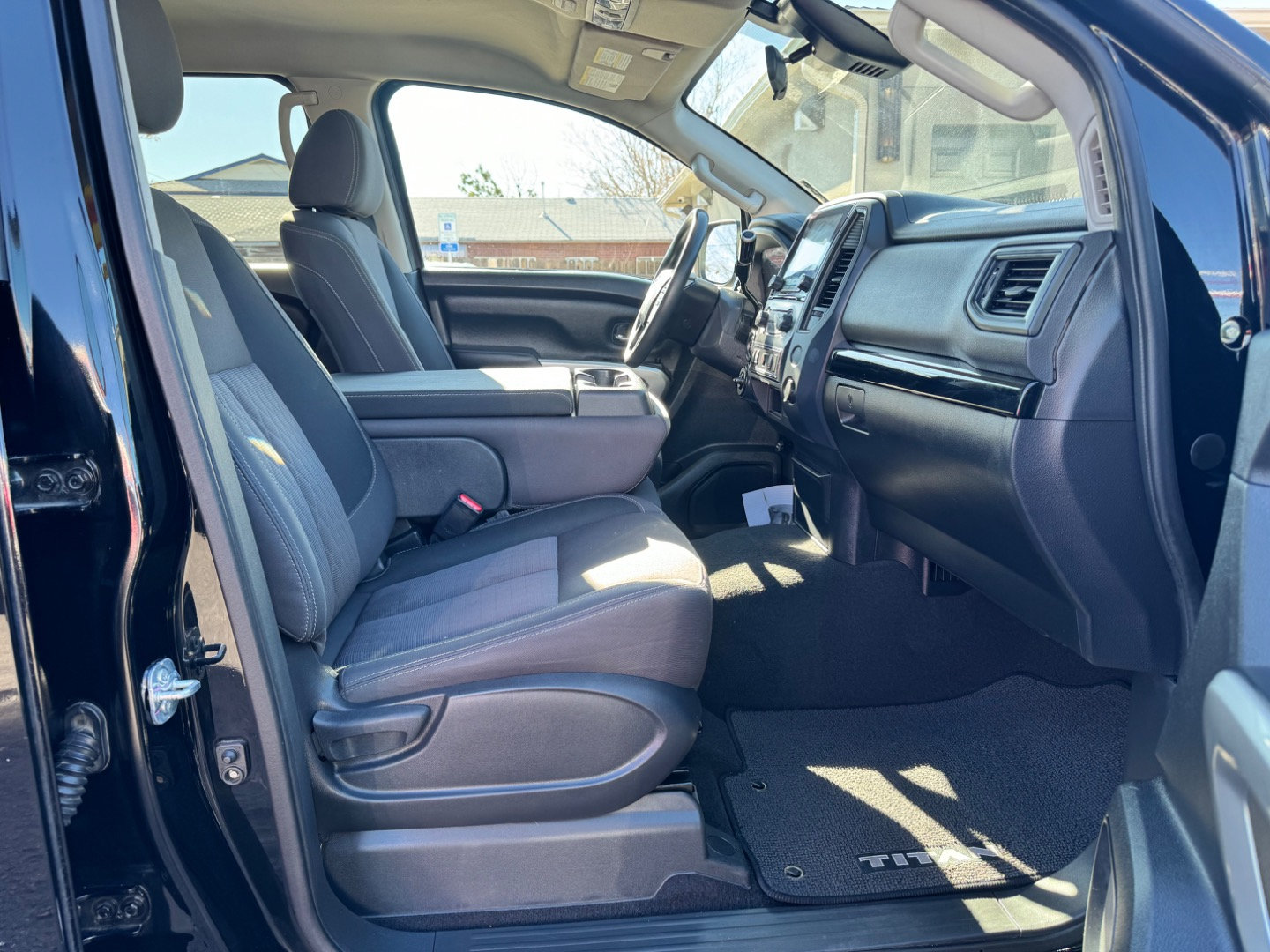 Used 2022 Nissan Titan SV AWD/4WD image 21