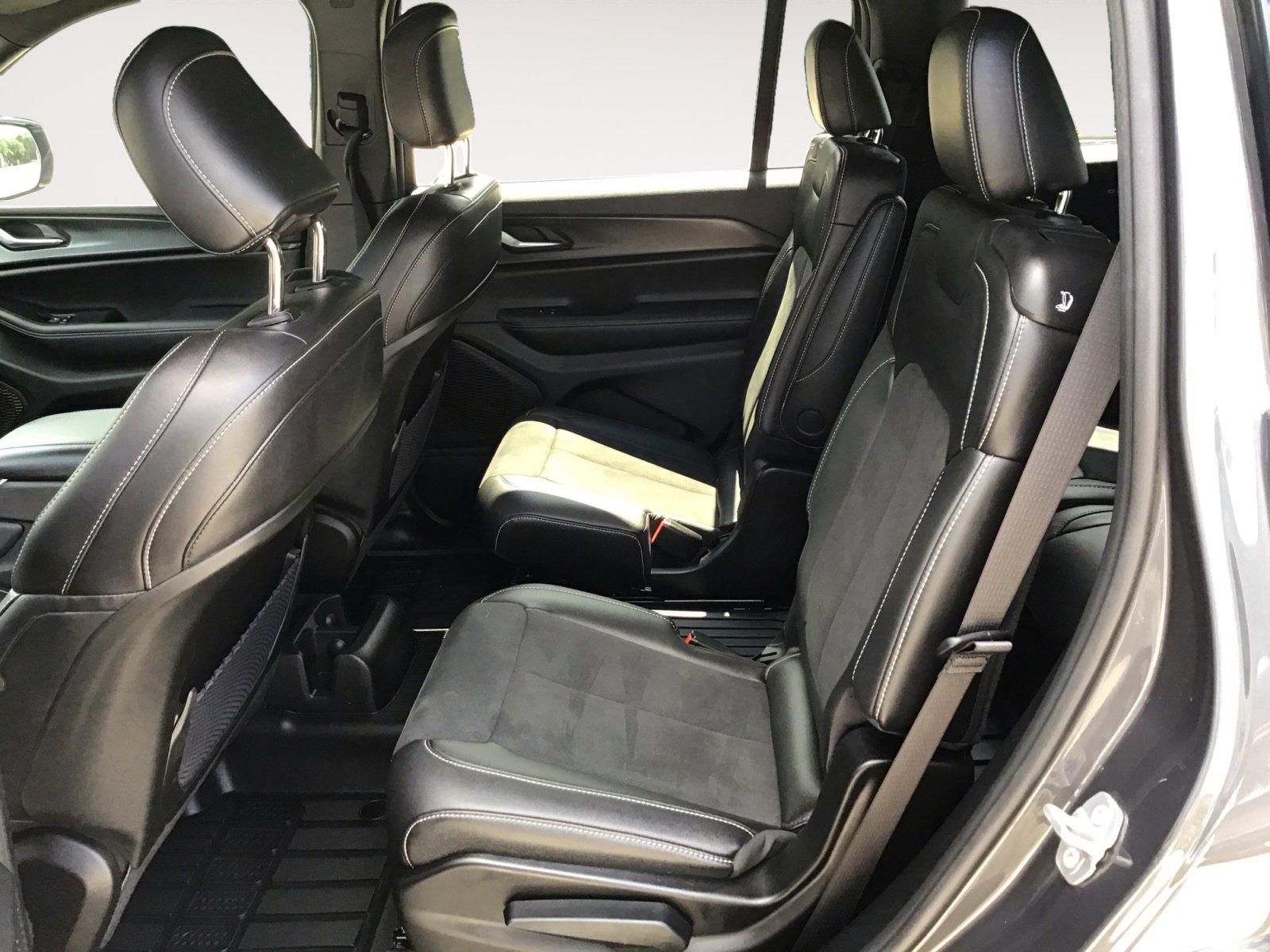 Used 2025 Jeep Grand Cherokee L Laredo RWD image 23