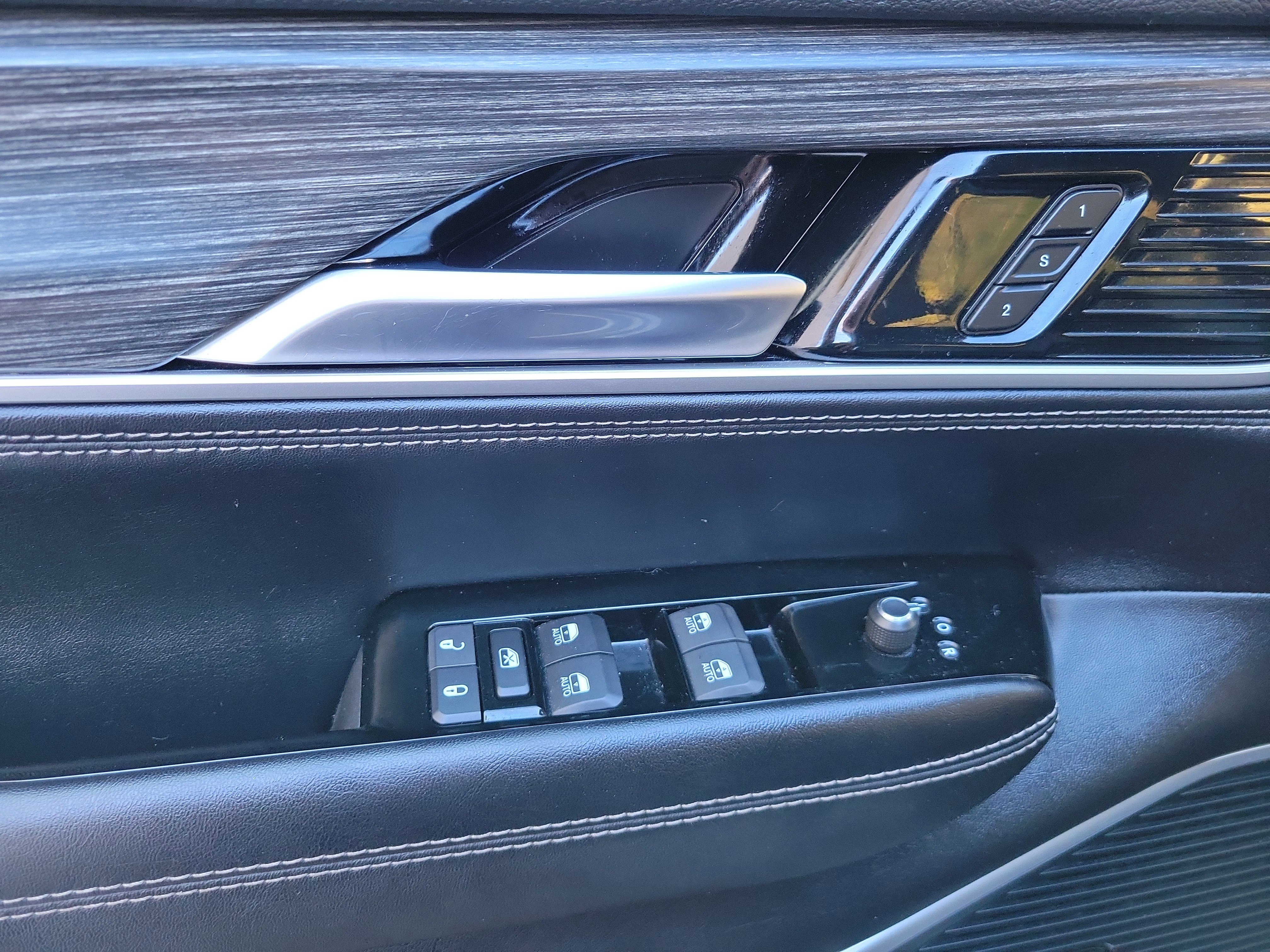 Used 2024 Jeep Wagoneer L Series II image 17