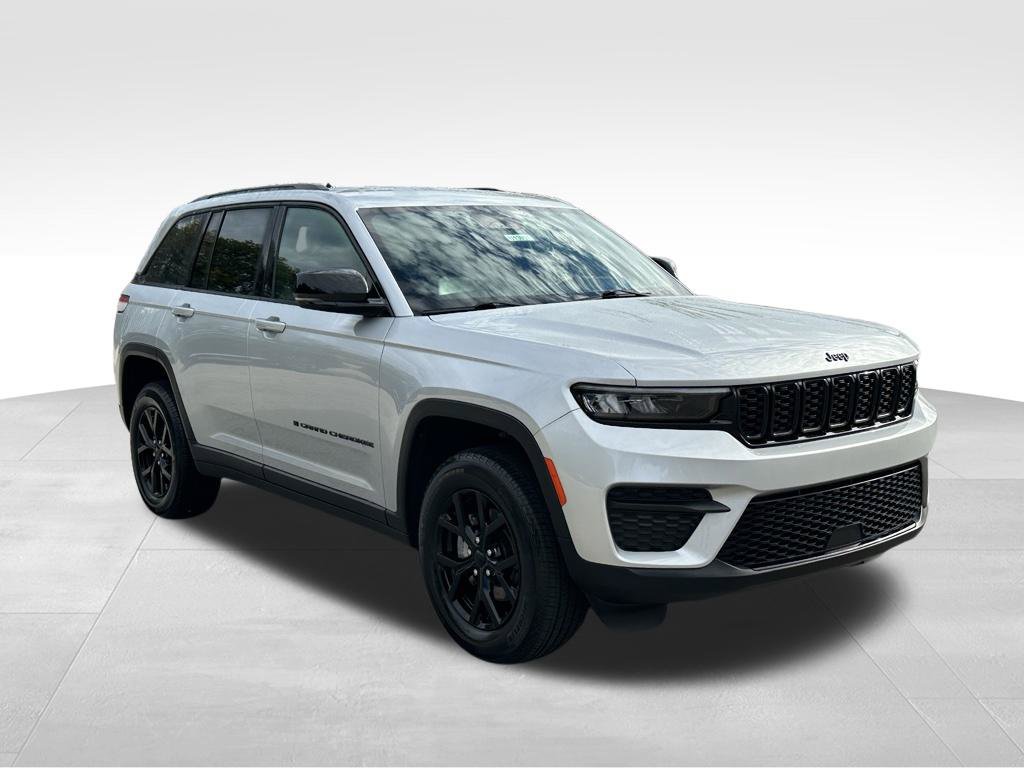 Used 2025 Jeep Grand Cherokee Altitude AWD/4WD image 6