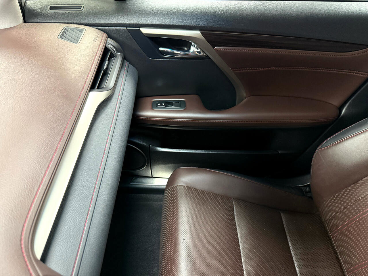 Used 2018 Lexus RX 450hL Premium w/ Premium Package image 27