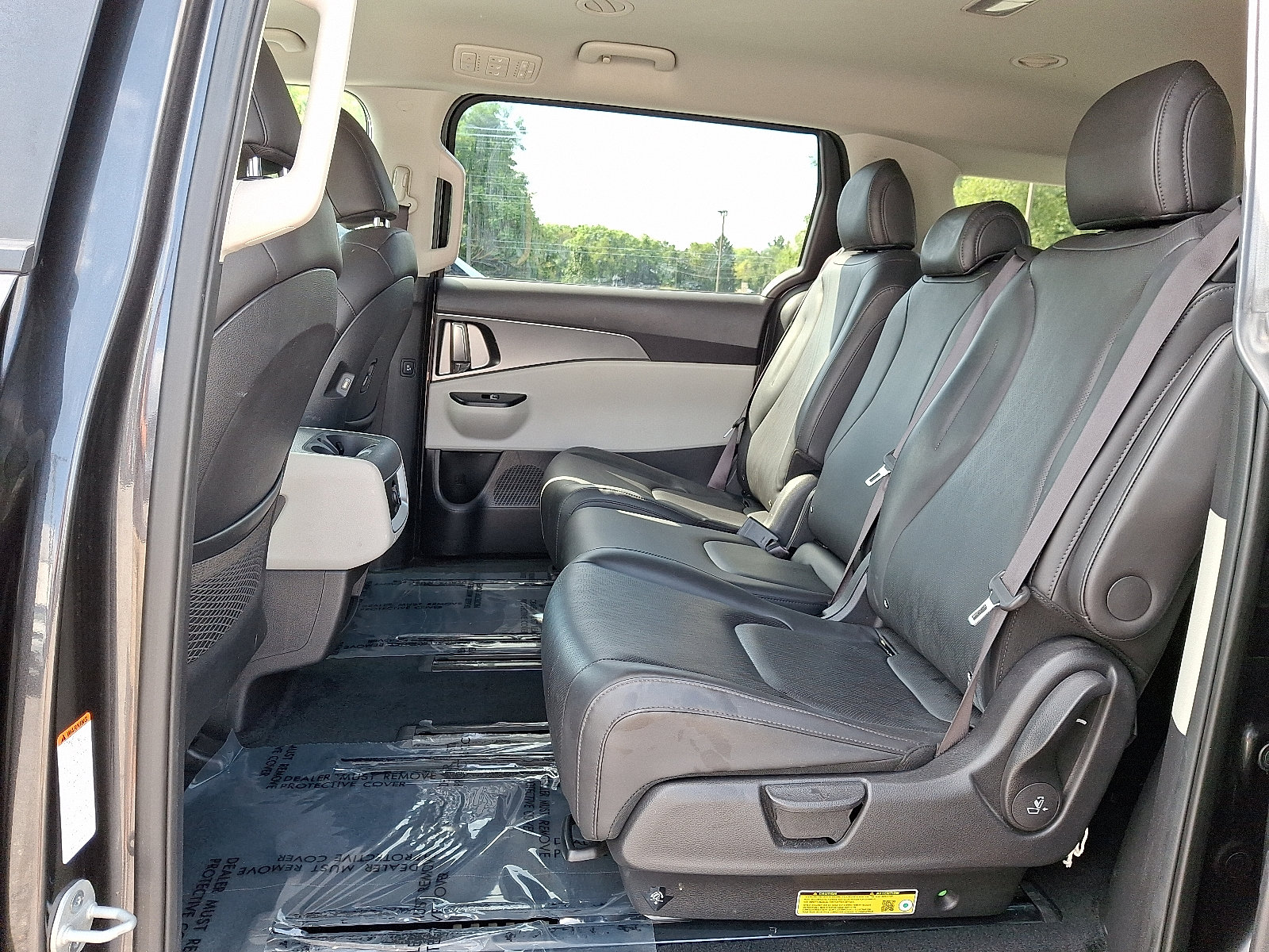 Certified 2024 Kia Carnival LX FWD image 11