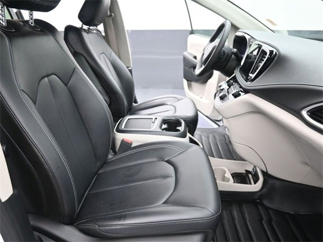 Used 2023 Chrysler Pacifica Touring-L image 25