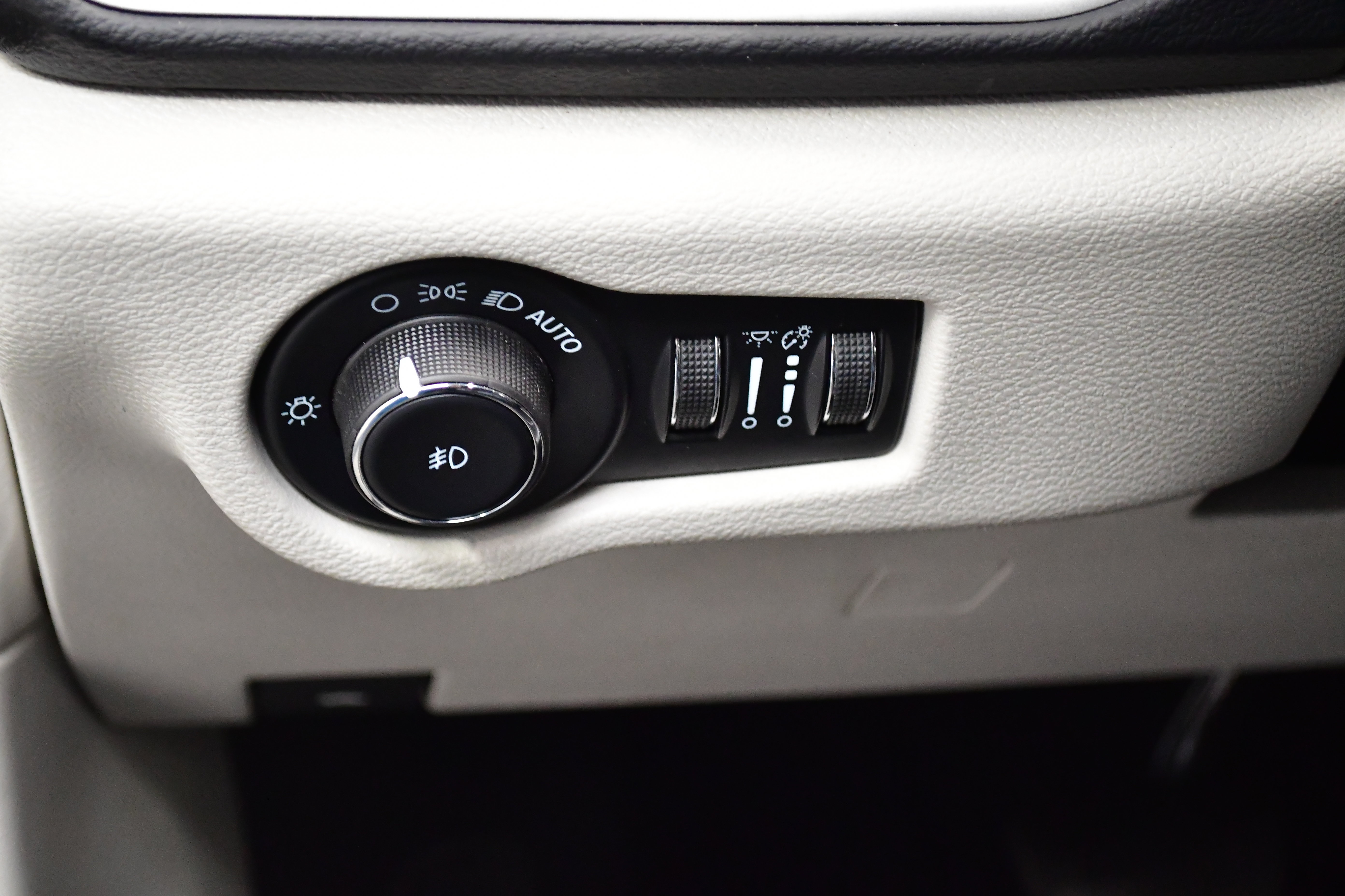 Used 2023 Chrysler Pacifica Touring-L FWD image 16