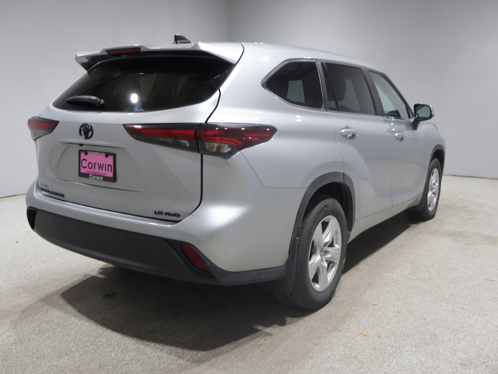 Used 2024 Toyota Highlander LE AWD/4WD image 2