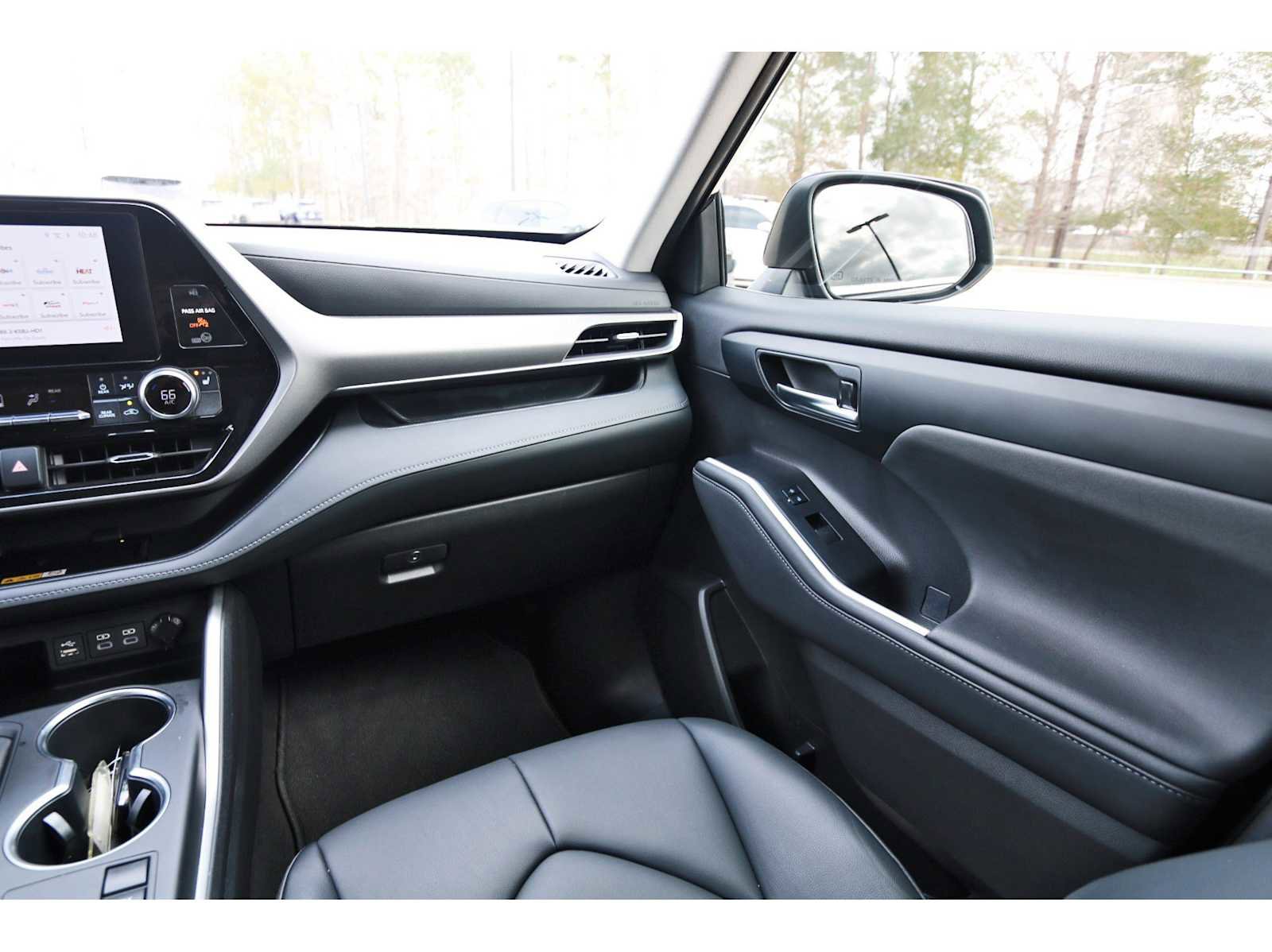 Used 2023 Toyota Highlander XLE image 8