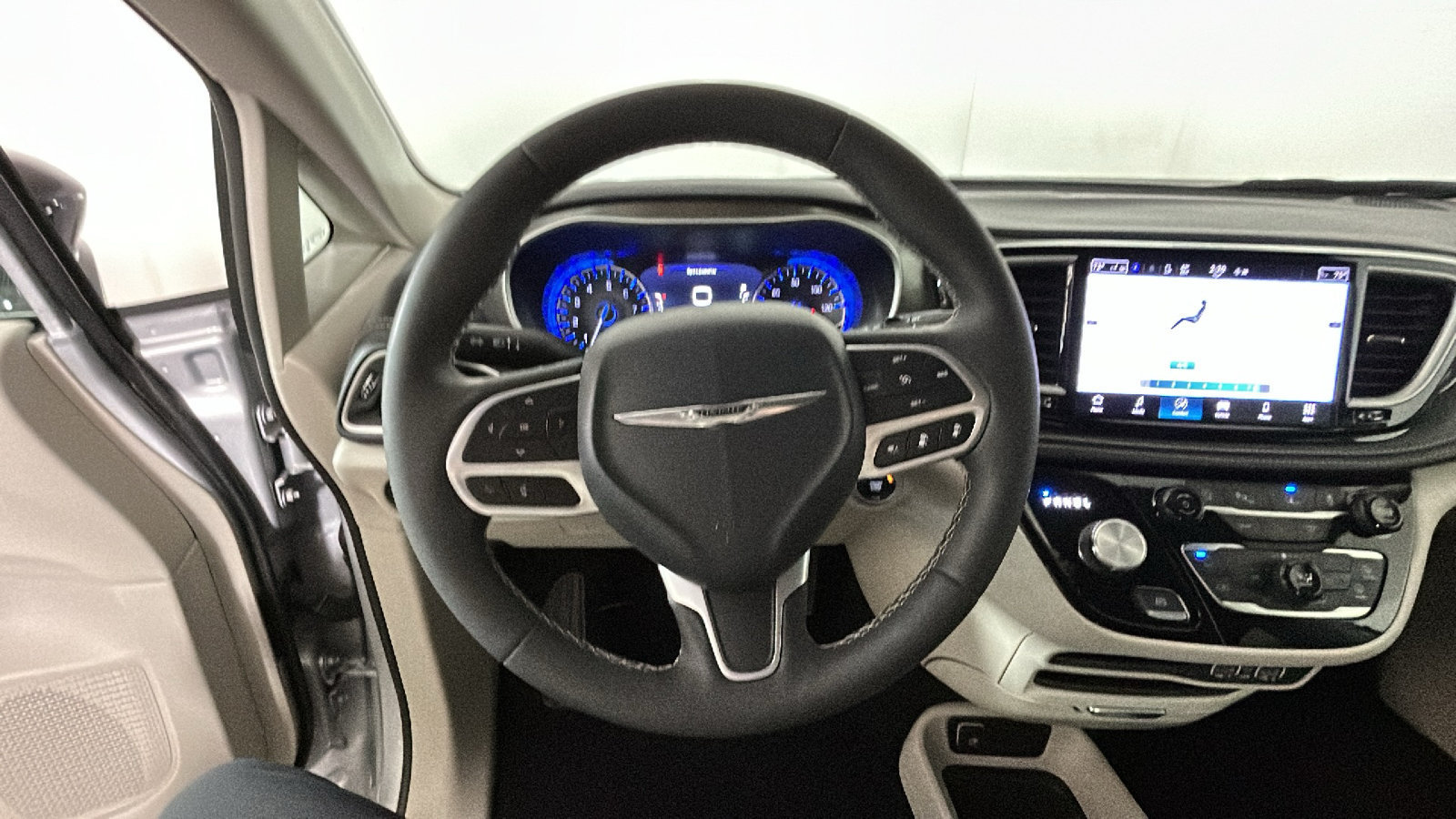Used 2024 Chrysler Pacifica Touring-L AWD/4WD image 17