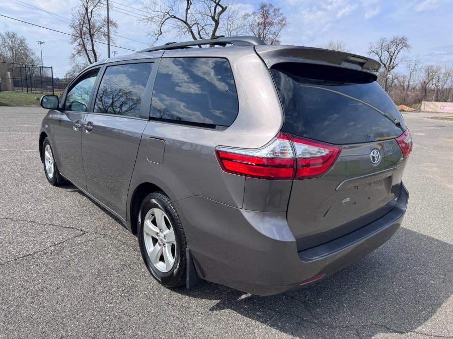 Used 2016 Toyota Sienna LE image 4