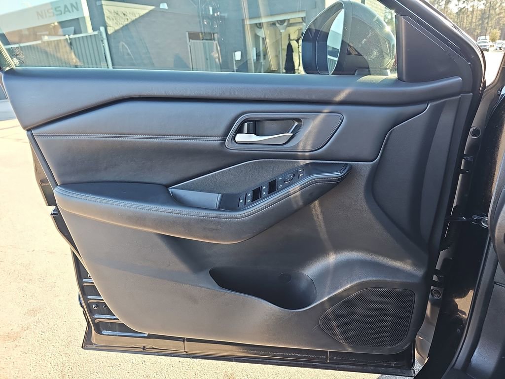 Used 2025 Nissan Rogue SV w/ SV Premium Package image 30