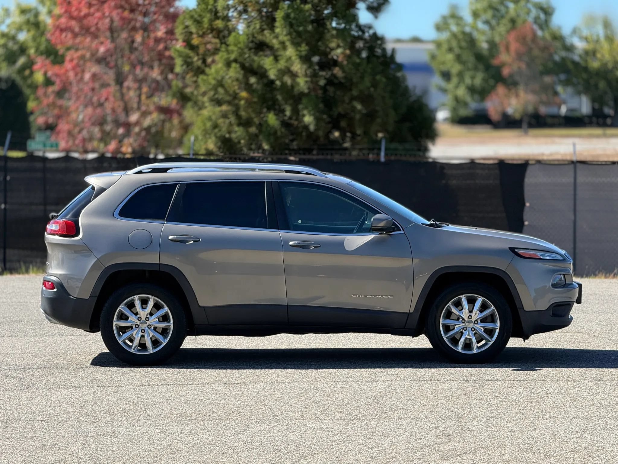 Used 2017 Jeep Cherokee Limited AWD/4WD image 7